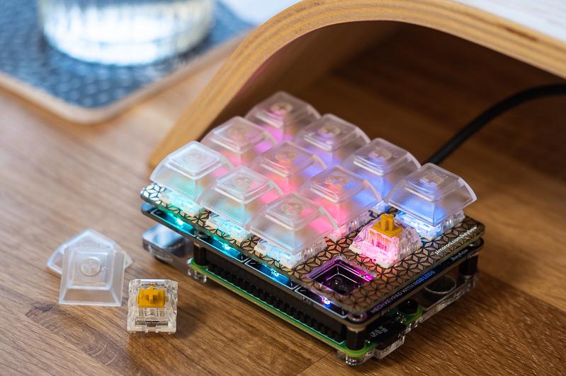 Seeed Technology Co.,Ltd-110991204 Embedded System Development Boards and Kits BCM2835 Application Processor and SOC Development Kit 12MHz/1000MHz CPU