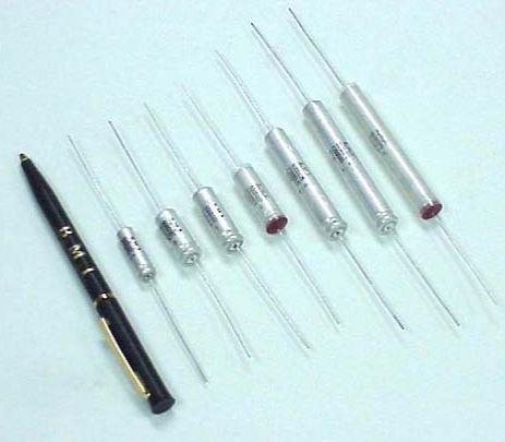 Barker Microfarads-600D186F150DG5 Condensatore alluminio Cap Aluminum Lytic 18uF 150V -10% to 50% (10.11 X 39.69mm) Axial 6.85 Ohm 0.09A 2000h 125°C