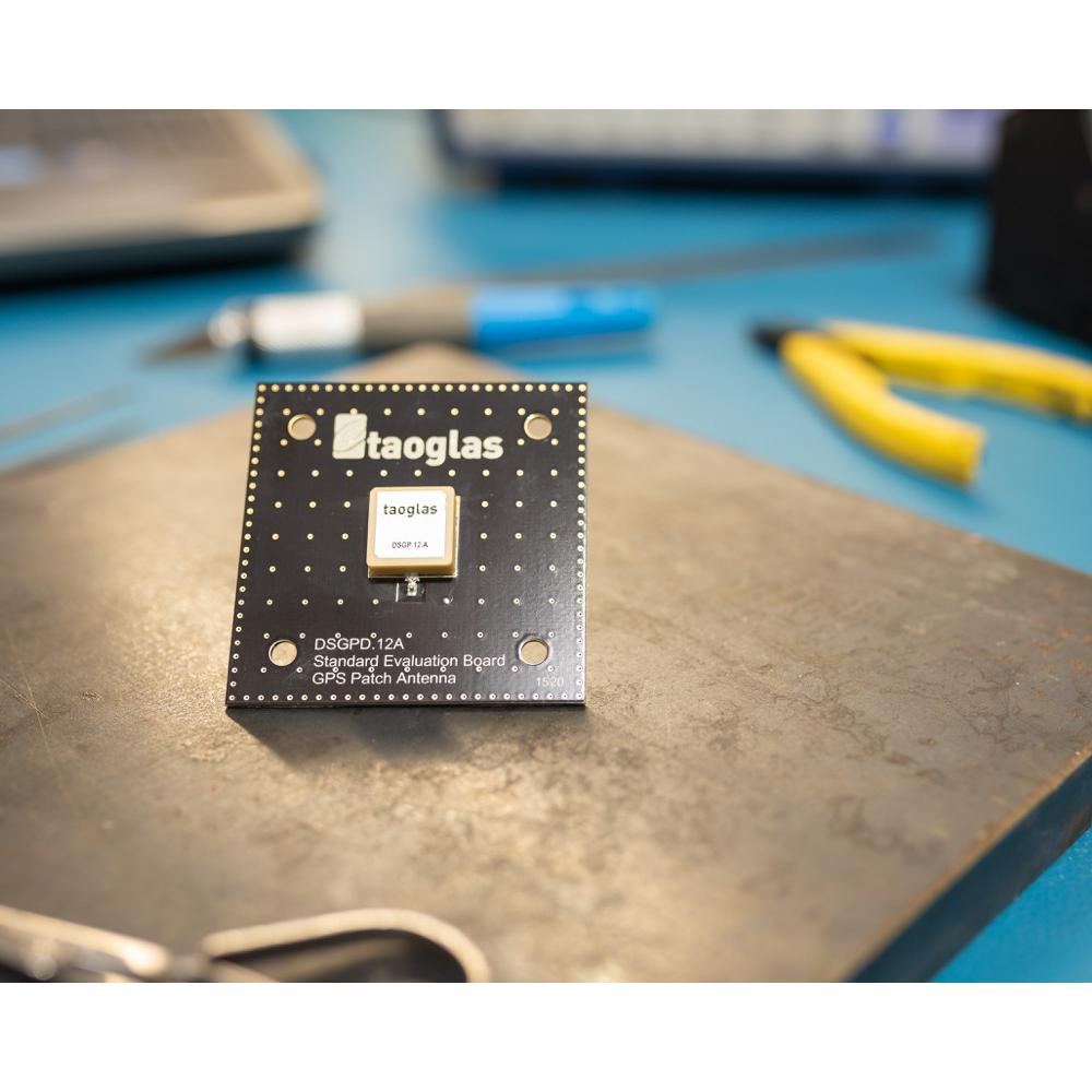 taoglas-DSGP.1575.12.4.A.02 Antena Antenna SMD Patch 2.73dBi Gain 1576.443MHz 9-Pin T/R