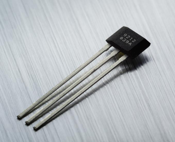 Melexis-MLX92292LUA-AAA-000-SP Hall-Sensor 3-Wire Programmable Capable Hall Effect Latch/ Switch