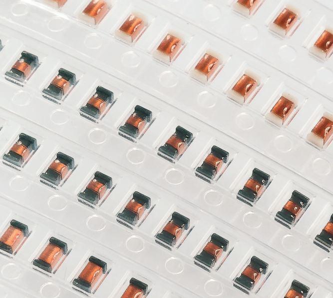 Sumida-55031831200 Induktionsspule, Oberflächenmontage Inductor RF Chip Wirewound 18uH 20% 2.5MHz 16Q-Factor Ferrite 0.13A 9Ohm DCR 1206 T/R