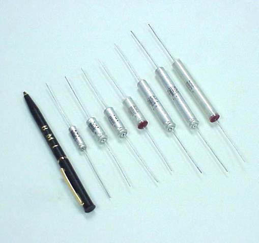 Barker Microfarads-M39018/01-1074P Condensatore alluminio Cap Aluminum Lytic 27uF 250V -10% to 30% (10.11 X 69.82mm) Axial 4.91 Ohm 0.294A (0.1%FR) 125°C