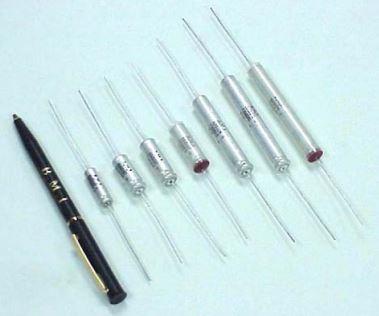 Barker Microfarads-M39018/01-1073P Condensateurs en aluminium Cap Aluminum Lytic 22uF 250V -10% to 30% (10.11 X 60.73mm) Axial 6.03 Ohm 0.245A (0.1%FR) 125°C