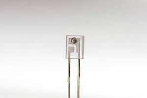 Lumex-OED-CL-1L1 Infrared Emitters Infrared Emitter 880nm 30mW/sr Circular Top Mount 2-Pin T-1 3/4